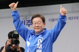 　ソウル近郊で行われた集会で支持を訴える野党「共に民主党」の李在明前代表＝２日（共同）