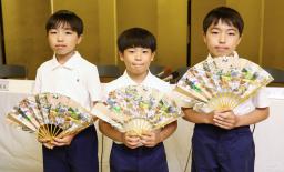　京都・祇園祭の「山鉾巡行」で長刀鉾に乗る稚児に決まった久保堅斗さん（中央）。両隣は稚児の補佐役の禿に決まった岡山登吾さん（右）と双子の弟晴汰さん＝２日午後、京都市下京区