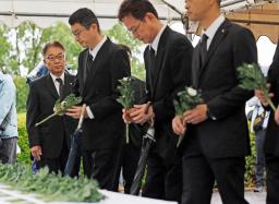 　雲仙・普賢岳の大火砕流から３４年となり、長崎県島原市の仁田団地第一公園で献花する人たち。左端は古川隆三郎市長＝３日午前