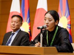 　チベット問題を話し合う国際会議で発言する亡命チベット人の女性ナムキ氏。左は亡命政府のペンパ・ツェリン首相＝３日午前、東京都千代田区