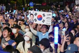 　出口調査の結果を受け、盛り上がる「共に民主党」の李在明前代表の支持者ら＝３日、ソウル（共同）