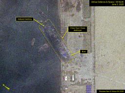 　横倒しから直立の状態に戻された北朝鮮の５千トン級駆逐艦の衛星画像（プレアデス・ネオ（Ｃ）エアバスＤＳ２０２５、エアバス・ディフェンス・アンド・スペース／３８ノース提供・共同）