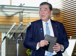 　韓国大統領選の結果を受け、記者団の取材に臨む石破首相＝４日午前、首相官邸