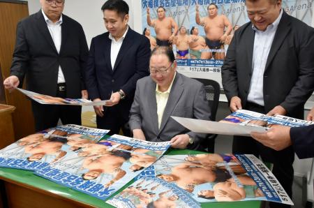 　大相撲名古屋場所の先発事務所開きを行った出羽海担当部長（右から２人目）ら＝４日、ＩＧアリーナ