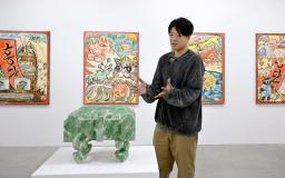 　個展でインタビューに応じる竹川宣彰さん＝３０日午後、東京都港区