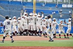 　明大に勝利し優勝を決め、喜ぶ早大ナイン＝神宮