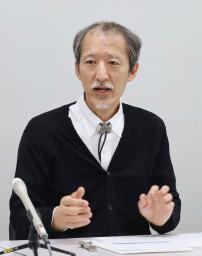 　記者会見で説明する北岡逸人さん＝４日午後、佐賀県庁
