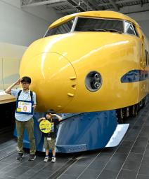 　「ドクターイエロー」のＴ３編成と記念写真に納まる人たち＝４日午前、名古屋市のリニア・鉄道館