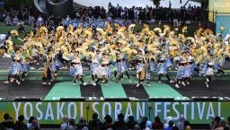 　札幌市の大通公園で開幕した初夏の風物詩「ＹＯＳＡＫＯＩソーラン祭り」＝４日午後