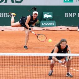 　女子ダブルス準々決勝でプレーする穂積絵莉（奥）、ウリケ・アイケリ組＝パリ（共同）