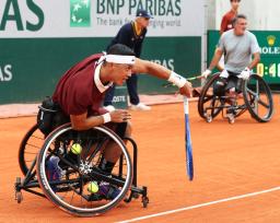 　車いすの部男子ダブルス１回戦でプレーする小田凱人（左）、ステファン・ウデ組＝パリ（共同）