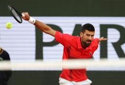 　男子シングルス準々決勝でプレーするノバク・ジョコビッチ＝パリ（共同）