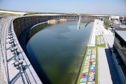 　レジオネラ属菌が検出された万博会場の「ウォータープラザ」＝５日午前、大阪市此花区の夢洲