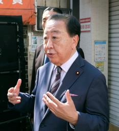 　記者団の取材に応じる立憲民主党の野田代表＝５日午前、東京都目黒区