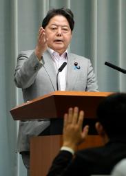 　記者会見する林官房長官＝５日午前、首相官邸