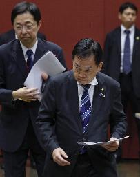 　水俣病被害者団体から要望書を受け取った浅尾環境相＝４月、熊本県水俣市