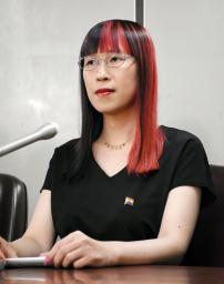 　提訴後、記者会見する李琴峰さん＝５日午後、東京・霞が関