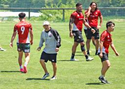 　指導するラグビー日本代表のジョーンズ・ヘッドコーチ（左から２人目）＝長野県の菅平高原