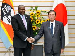 　会談前、エスワティニのドラミニ首相（左）と握手する石破首相＝５日午前、首相官邸