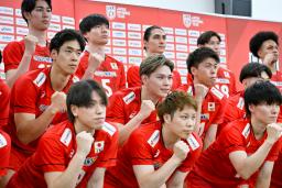 　撮影に応じる、西田有志（中央）らバレーボール男子日本代表＝５日、東京都内