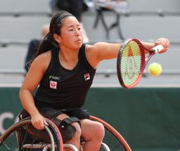 　車いすの部女子シングルス準々決勝でプレーする上地結衣＝パリ（共同）