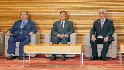 　閣議に臨む（左から）村上総務相、石破首相、中谷防衛相＝６日午前、首相官邸