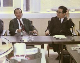 　１９７０年大阪万博でテーマ展示プロデューサーの岡本太郎さん（左）を支えた小松左京さん＝１９６８年、東京