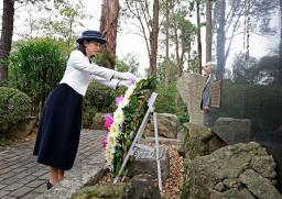 　「開拓先没者慰霊碑」に供花される秋篠宮家の次女佳子さま＝５日、ブラジル・サンパウロ（代表撮影・共同）
