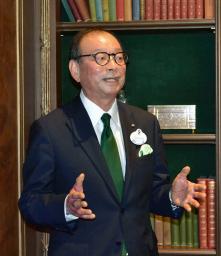 　報道陣の取材に応じるオリエンタルランドの高橋渉社長＝６日午前、千葉県浦安市