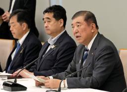 　防災立国推進閣僚会議で発言する石破首相（右）＝６日午前、首相官邸