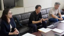 　国連人種差別撤廃委員会の書簡に関して記者会見する沖縄県の市民団体のメンバーら＝６日午前、沖縄県庁