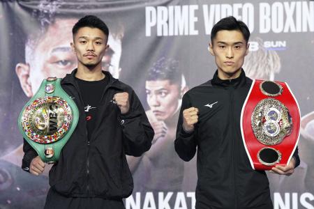 　王座統一戦を前にした記者会見でポーズをとるＷＢＣバンタム級王者の中谷潤人（左）とＩＢＦ同級王者の西田凌佑＝６日、東京都内