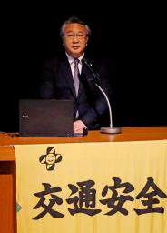 　飲酒運転の撲滅を目指す集会で講演をする亡くなった永桶恵さんの元担任小田島数幸さん＝６日午後、北海道砂川市