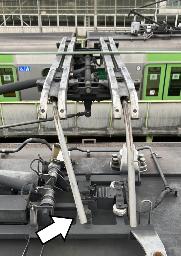 　損傷し、曲がったパンタグラフの一部（左側）＝５月（ＪＲ東日本提供）