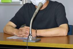 　男児が給食のウズラの卵で窒息死した事故で、福岡地裁柳川支部に提訴し、記者会見する父親＝６日午後、福岡県柳川市