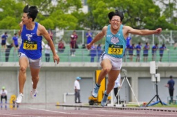 　男子１００メートルで優勝した木梨嘉紀（右）＝ＪＦＥ晴れの国スタジアム