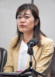 　記者会見するウェブメディアの白石草代表＝６日午後、東京・霞が関の司法記者クラブ