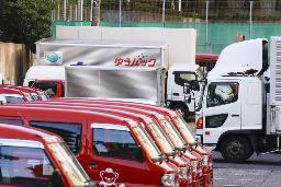 　郵便局に並ぶ車両＝５日、東京都港区