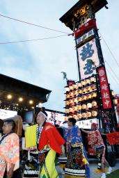 　大阪・関西万博で披露された石川県珠洲市馬緤町の伝統行事「馬緤キリコ祭り」＝６日午後、大阪市此花区の夢洲