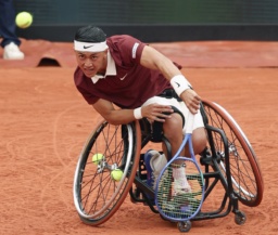 　車いすの部男子シングルス準決勝でプレーする小田凱人＝パリ（共同）