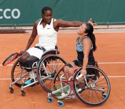 　車いすの部女子ダブルスで優勝し、喜ぶ上地結衣（右）、コタツォ・モンジャニ組＝パリ（共同）