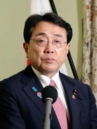 　会合後、記者団の取材に応じる赤沢経済再生相＝６日、ワシントン（共同）