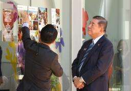 　「ＪＩＮＳ　ＰＡＲＫ」を視察する石破首相＝７日午前、前橋市（代表撮影）