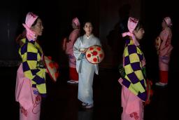 　「花笠舞踊団」の後輩たちと稽古する藤間松廣さん（中央）