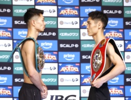 　王座統一戦に向けた前日計量をパスしたＷＢＣバンタム級王者の中谷潤人（左）とＩＢＦ同級王者の西田凌佑＝７日、後楽園ホール