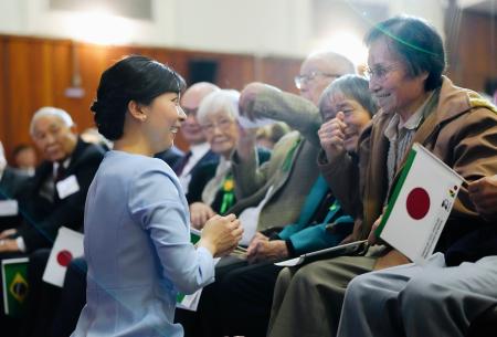 　歓迎式典後、高齢の日系人らと交流される秋篠宮家の次女佳子さま＝６日、ブラジル・サンパウロ（共同）