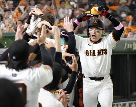　６回、本塁打を放ちナインに迎えられる巨人・丸＝東京ドーム