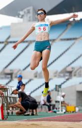 　女子走り幅跳び　６メートル０３で優勝した秦澄美鈴＝ヤンマースタジアム長居