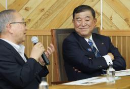 　前橋市で行われた意見交換会で、発言を聞く石破首相（右）＝７日午後、前橋市（代表撮影）