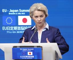 　２０２３年７月、日ＥＵの定期首脳協議で記者会見するフォンデアライエン欧州委員長＝ブリュッセル（共同）